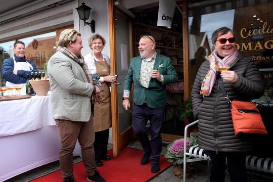 Karl Fredrik från Eklaholm och Joakim Bengtsson inviger Cecilias Fromgerie